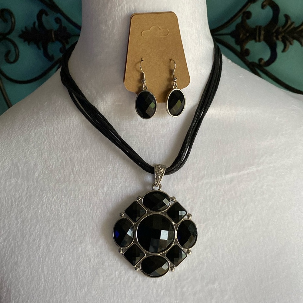 EUC Silver Plated Black Multifaceted Acrylic/Stone Necklace and Earrings Set